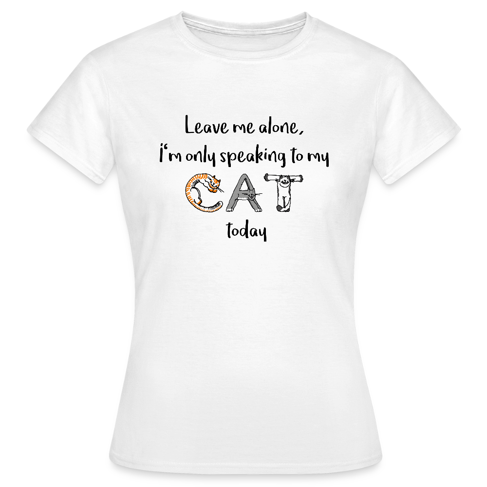 Weißes Damen-T-Shirt mit Aufdruck „Leave me alone, I’m only speaking to my cat today“ – Petllective Fun-Shirt mit Katzenmotiv