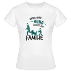 Weißes Damen-T-Shirt mit Aufdruck „Unser Hund gehört zur Familie“ und Grafik von Mensch, Kind und Hund – Petllective Fun-Shirt