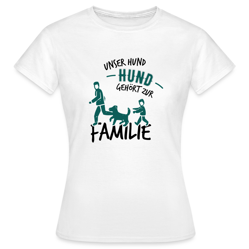 Weißes Damen-T-Shirt mit Aufdruck „Unser Hund gehört zur Familie“ und Grafik von Mensch, Kind und Hund – Petllective Fun-Shirt