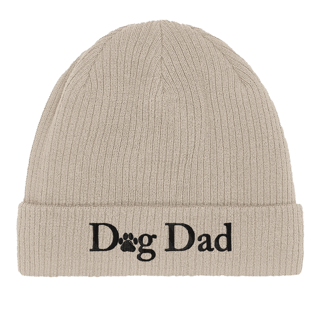Beiges Beanie mit Umschlag und schwarzem „Dog Dad“ Stick mit Pfotenmotiv.